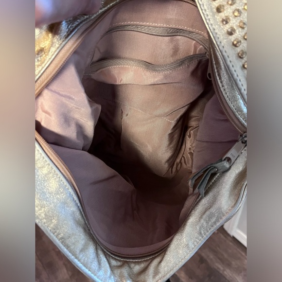 1980’s METALLIC GOLD leather VINTAGE studded bag with 🦁 LION HEAD studs - Picture 4 of 15